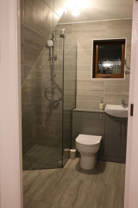 Entire -4 Bedrooms Detached House With Driveway Нотингам Екстериор снимка