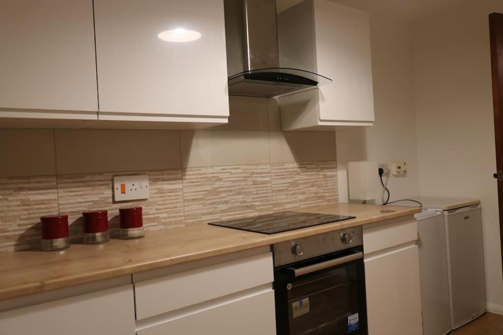 Entire -4 Bedrooms Detached House With Driveway Нотингам Екстериор снимка