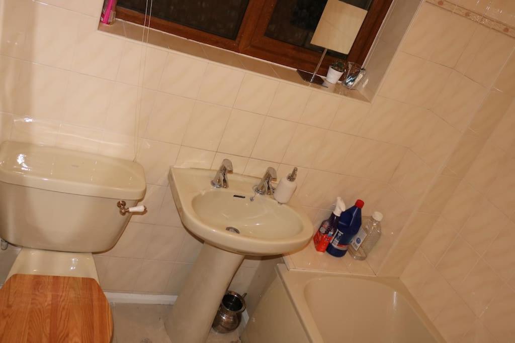 Entire -4 Bedrooms Detached House With Driveway Нотингам Екстериор снимка