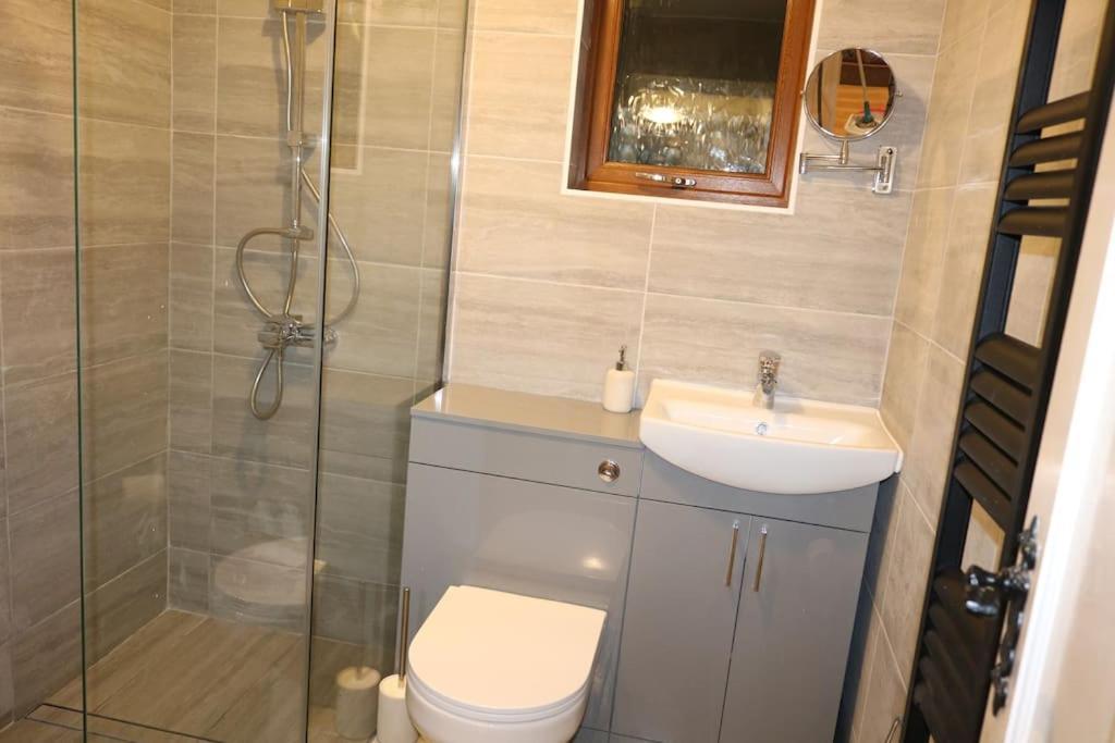 Entire -4 Bedrooms Detached House With Driveway Нотингам Екстериор снимка